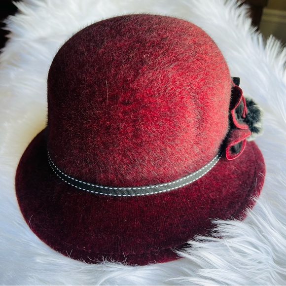 Ladies burgundy felt hat with gray pom pom and bow accessory - Picture 5 of 5